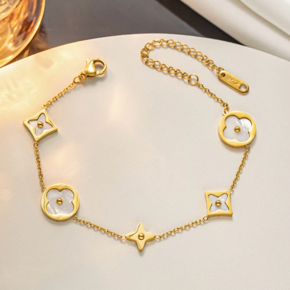 Moderate Minimalist Luxury Round Geometric Jewelry Set - Picture 2 of 6